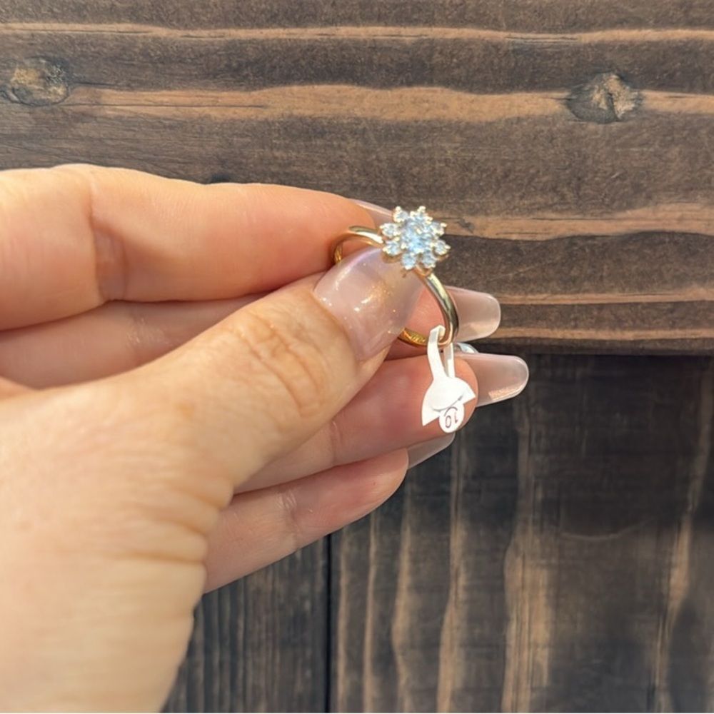 Elegant 14K Gold Diamond Flower Ring